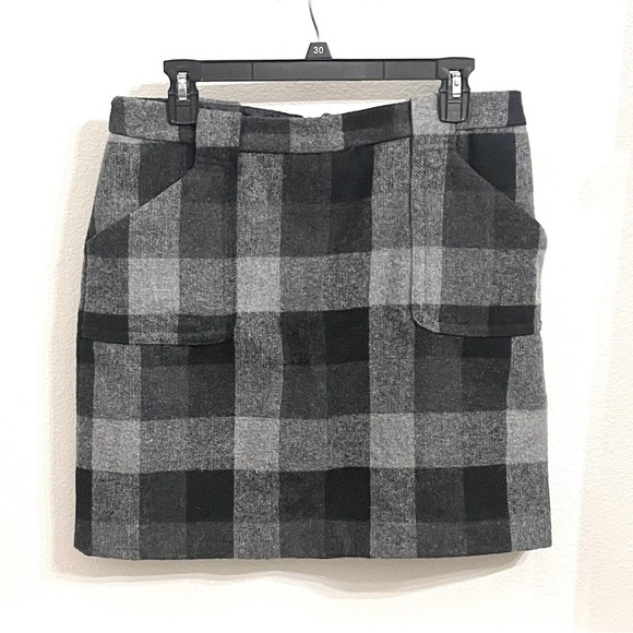 Liz Claiborne Plaid Mini Skirt Size 8 Black Gray Front Patch Pockets Lined Short - Picture 1 of 7